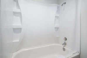 Combined shower/bathtub, free toiletries, towels, soap - Knights Inn Boardman (Boardman)