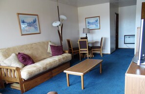 Suite, 2 Queen-Betten | Kostenloses WLAN, Bettwäsche