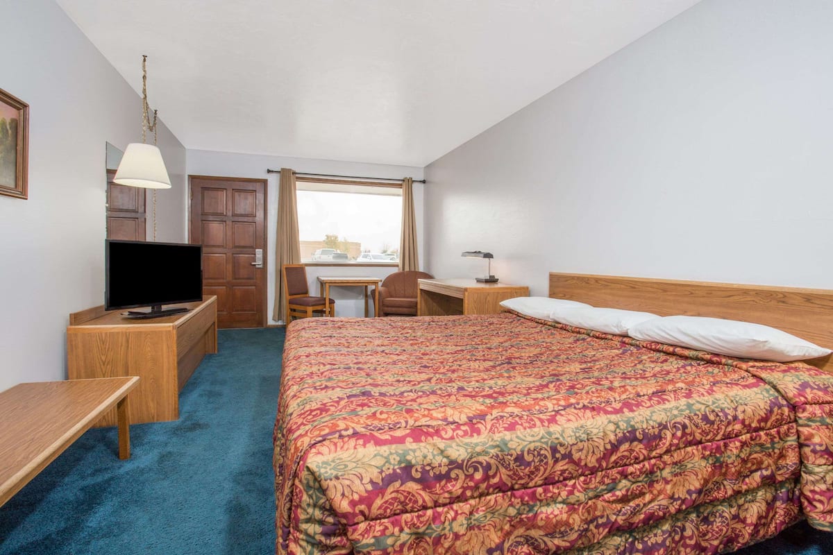 Room, 1 King Bed | Free WiFi, bed sheets