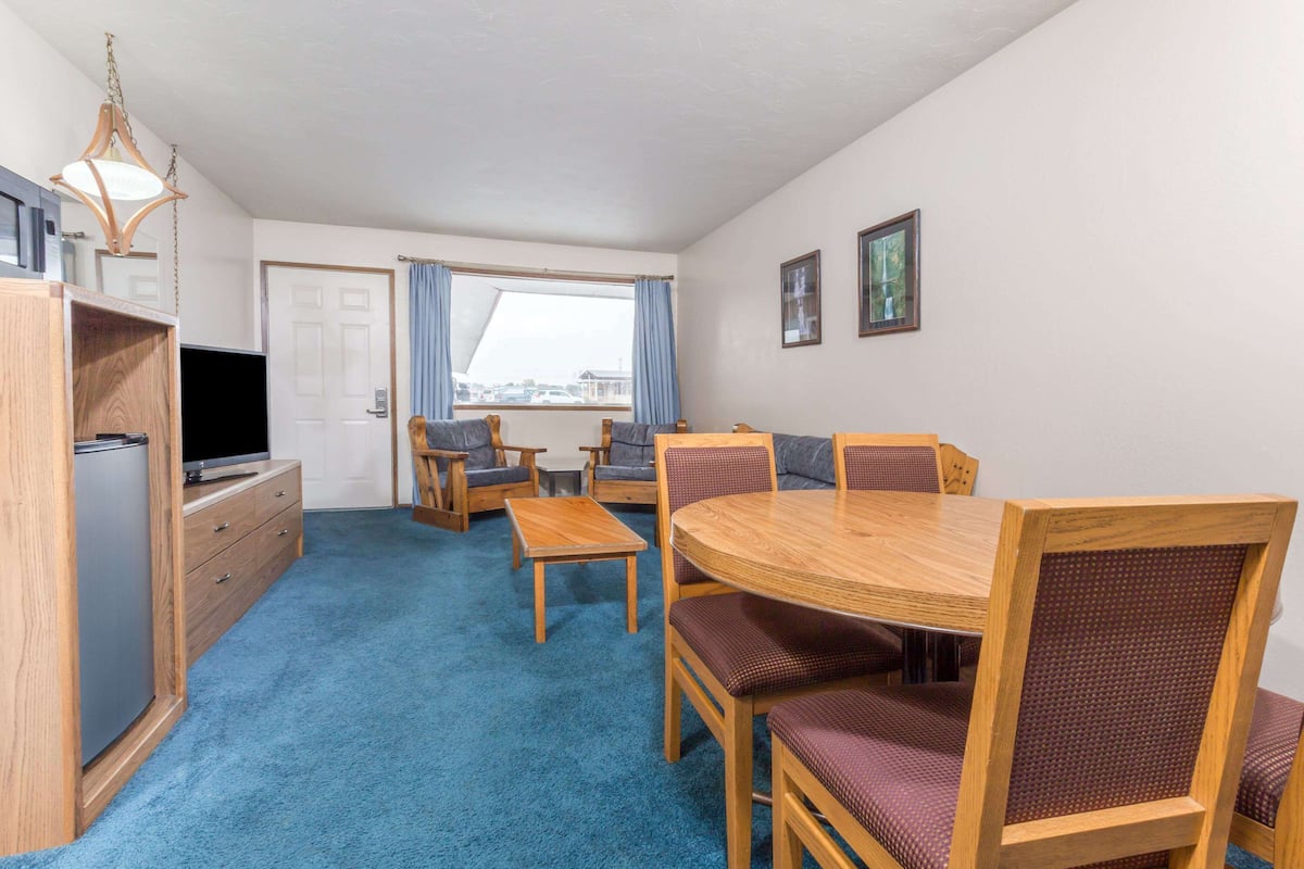 Suite, 2 Queen Beds | Free WiFi, bed sheets