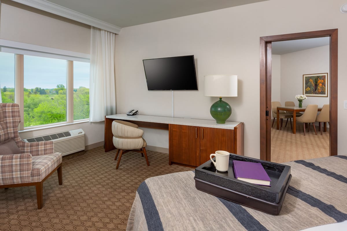 Presidential Suite - No Water Park Included  | Pillowtop beds, desk, laptop workspace, blackout drapes