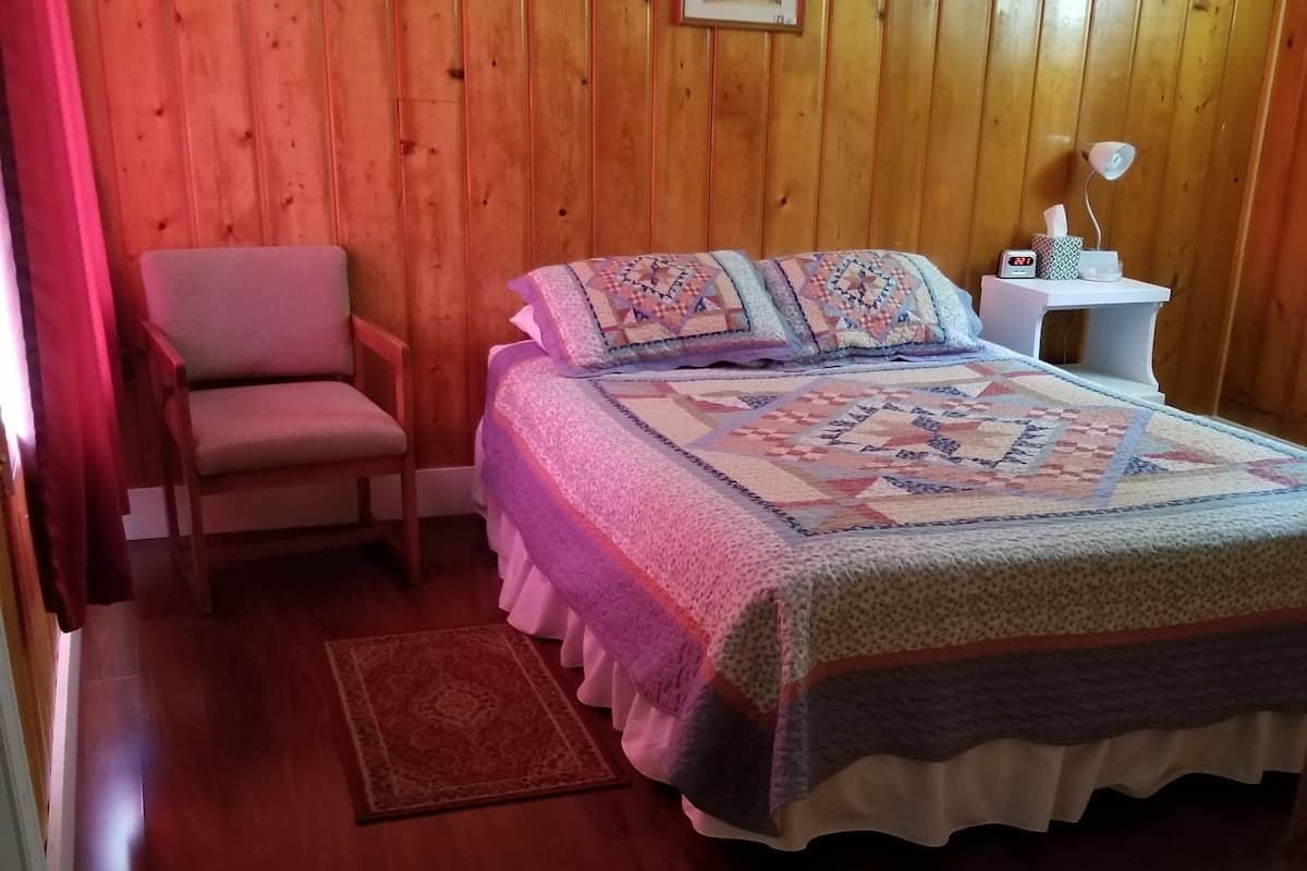 Classic Single Room, 1 Queen Bed, No Pets