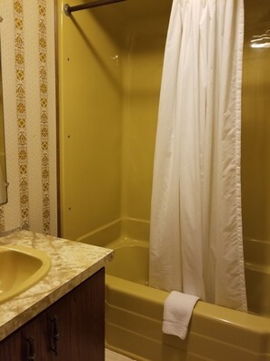 Kahden hengen standard-huone, 2 parisänkyä | Kylpyhuone | Pyyhkeet, saippua, sampoo, vessapaperi