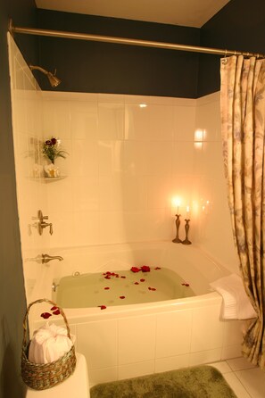 Jetted bathtub - Carisbrooke Inn (Ventnor City)