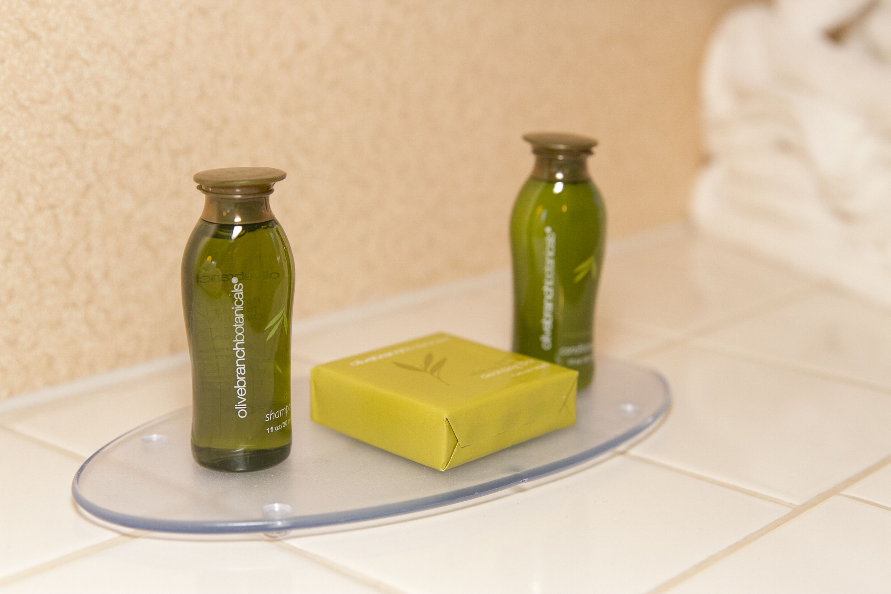 combined shower/bathtub, hair dryer, towels