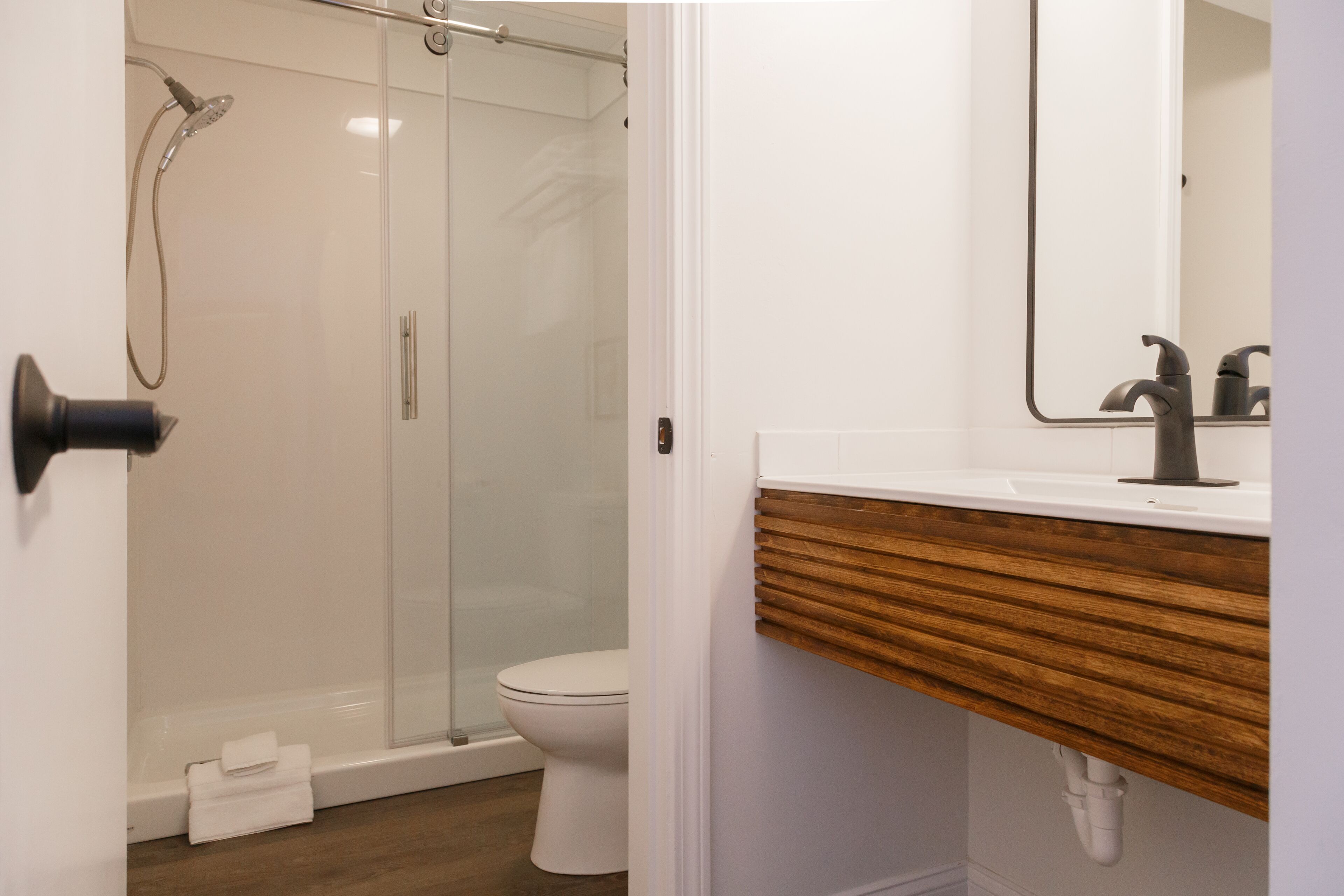 combined shower/bathtub, hair dryer, towels