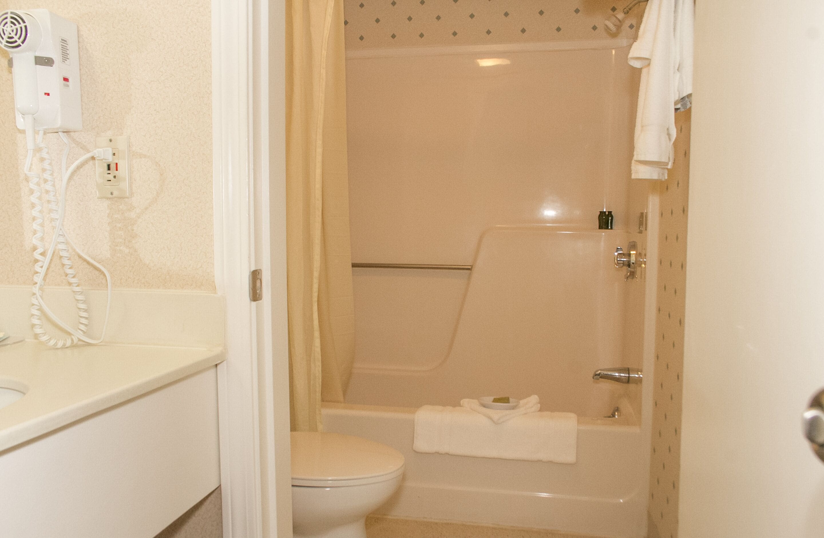 combined shower/bathtub, hair dryer, towels