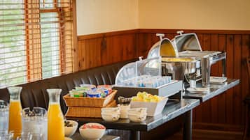 Bữa sáng buffet hàng ngày (10 USD/mỗi người)