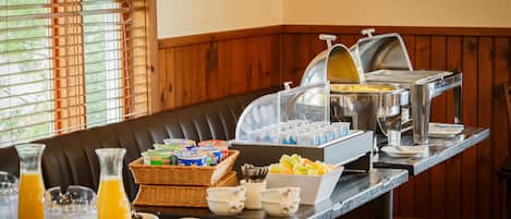 Tägliches Frühstücksbuffet (10 USD pro Person)