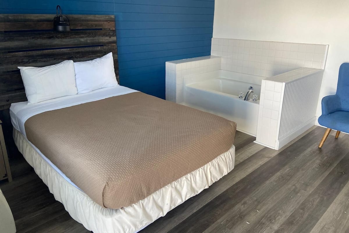 Standard Room, 1 King Bed | Iron/ironing board, free WiFi, bed sheets