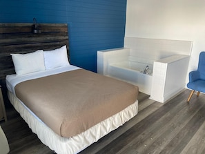 Romantisches Einzelzimmer, 1 Queen-Bett, Whirlpool | Bügeleisen/Bügelbrett, kostenloses WLAN, Bettwäsche