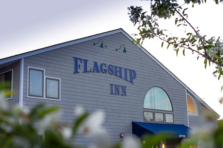 Front of property. Flagship Inn and Suites