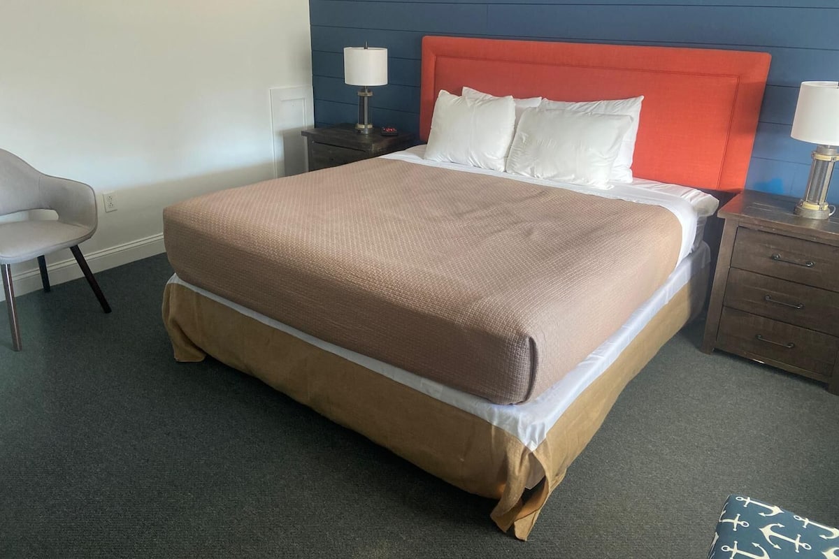 Standard Room, 1 King Bed | Iron/ironing board, free WiFi, bed sheets