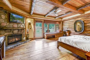 Luxury Room, 1 King Bed (Pondside) | Premium bedding, desk, iron/ironing board, free WiFi - Rainbow Ranch Lodge (Gallatin Gateway)