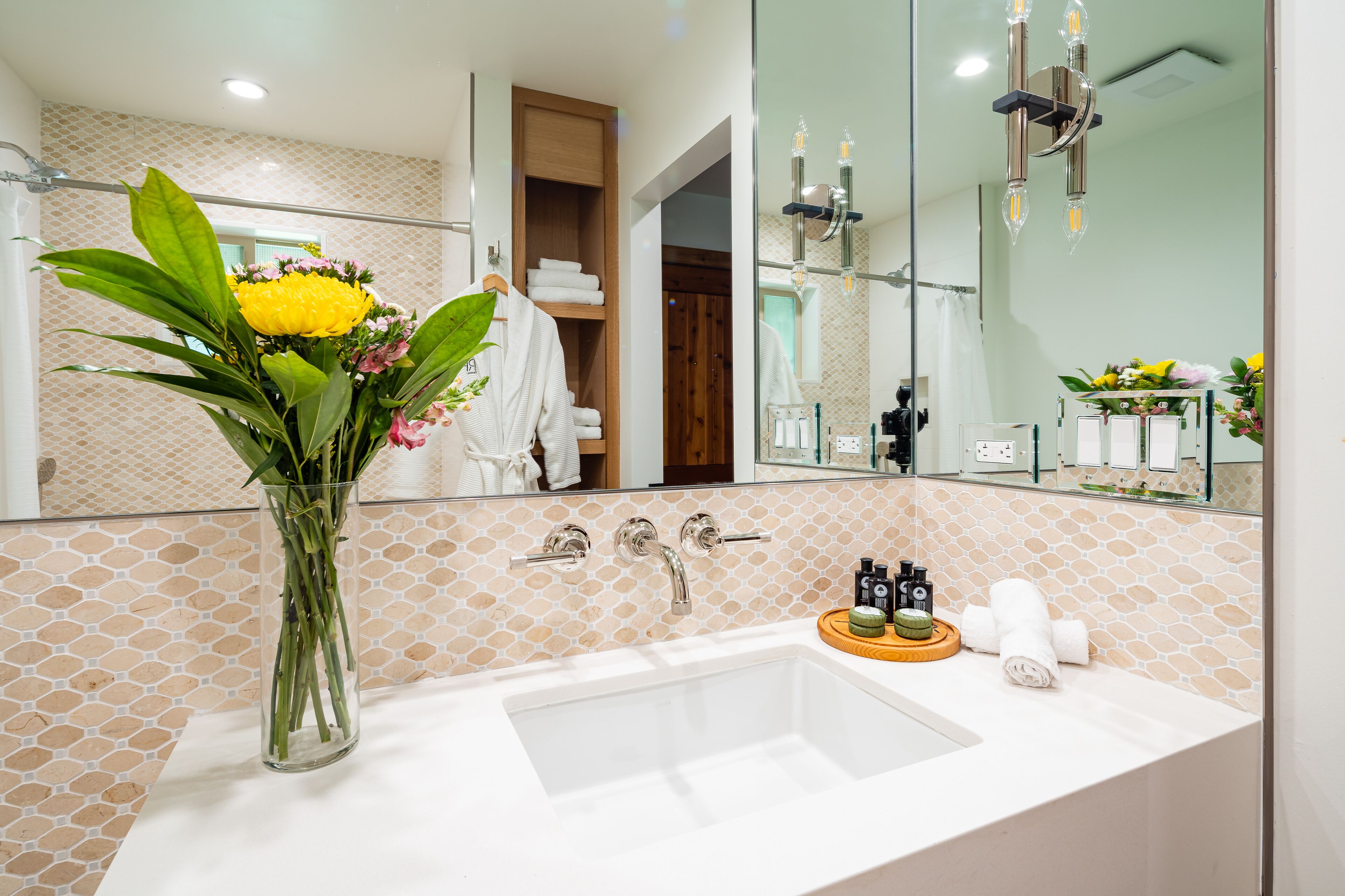 deluxe room, 1 queen bed (riverside) | bathroom | free toiletries, hair dryer, towels