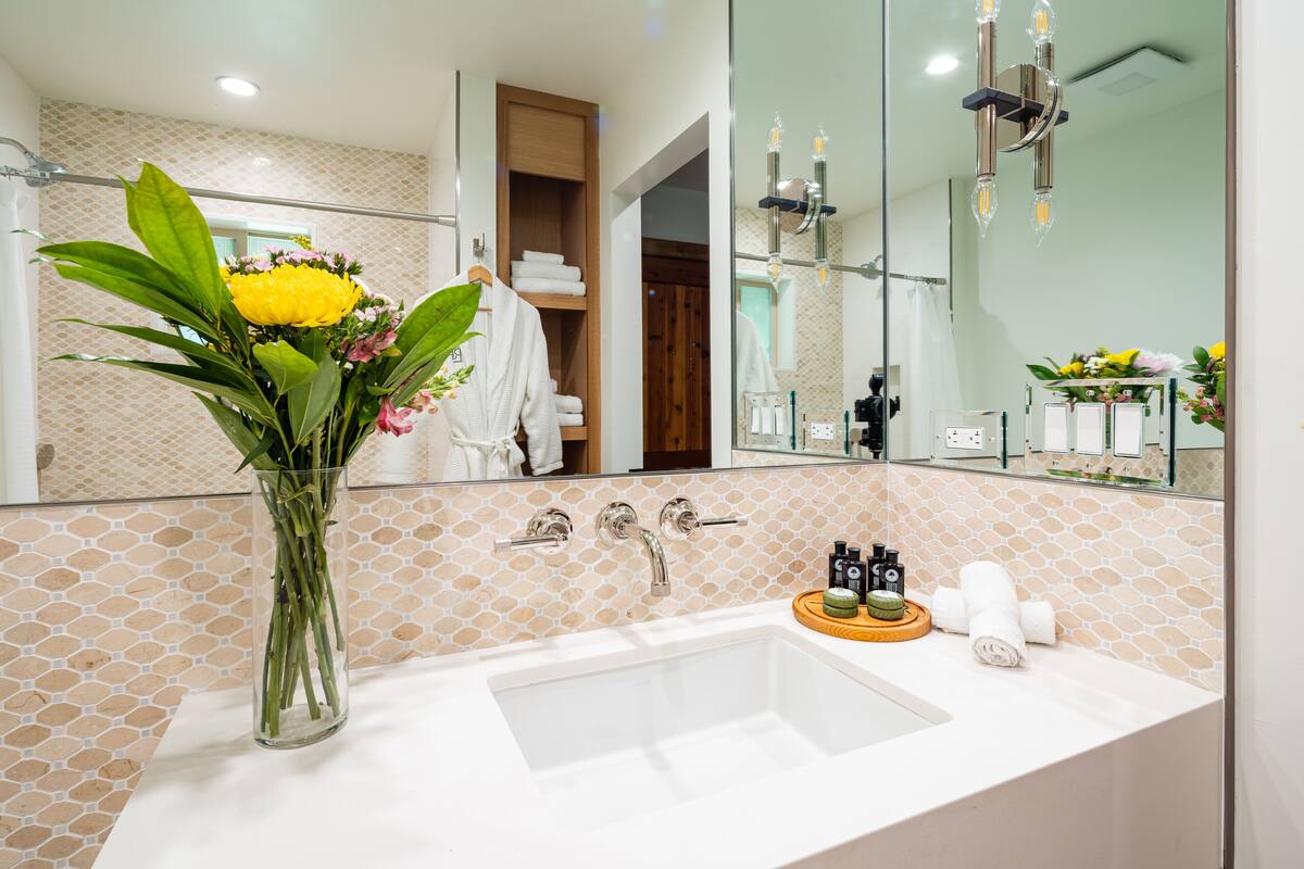 deluxe room, 1 queen bed (riverside) | bathroom | free toiletries, hair dryer, towels