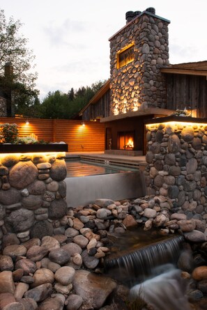 Outdoor spa tub