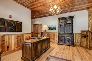 Lobby - Rainbow Ranch Lodge (Gallatin Gateway)