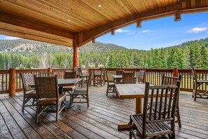 Outdoor dining - Rainbow Ranch Lodge (Gallatin Gateway)
