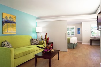 Egyptian cotton sheets, premium bedding, down comforters, pillowtop beds at Silver Palms Inn