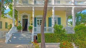 La Pensione Guesthouse King-Adults Only | ผ้าปูที่นอนฝ้ายอียิปต์, เครื่องนอนระดับพรีเมียม, ผ้านวมขนเป็ด