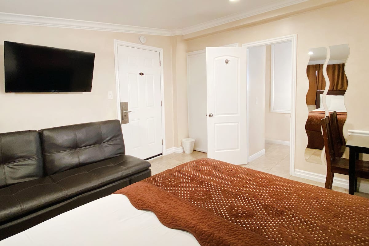 Habitación Deluxe, 1 cama Queen size y sofá cama, para no fumadores, refrigerador y microondas | Ropa de cama de alta calidad y escritorio