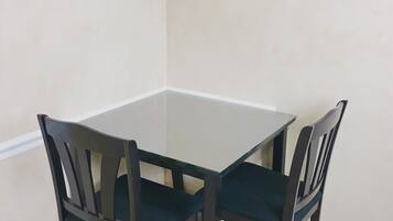 Deluxe Room, Two Queen beds, Non Smoking, Jetted Bathtub | In-room dining