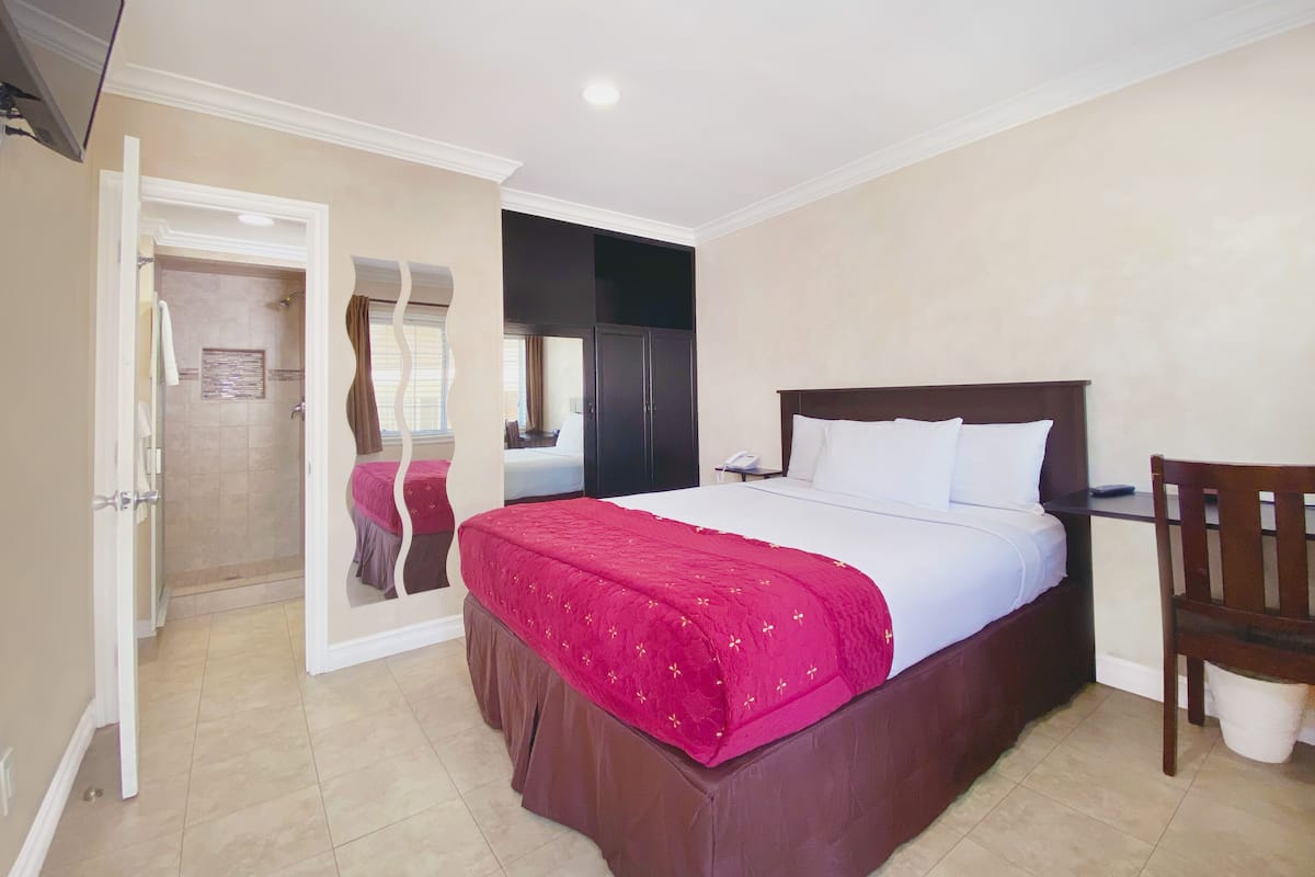 Habitación estándar, 1 cama Queen size, para no fumadores, refrigerador y microondas | Ropa de cama de alta calidad y escritorio