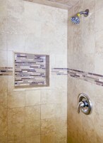 Habitación estándar, 1 cama de matrimonio, no fumadores, frigorífico y microondas | Ducha del cuarto de baño