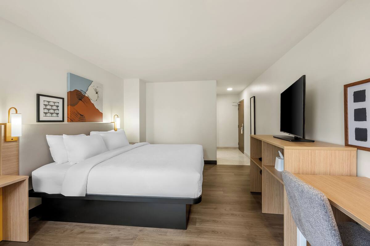 Room, 1 King Bed | WiFi (free), alarm clocks, bed sheets
