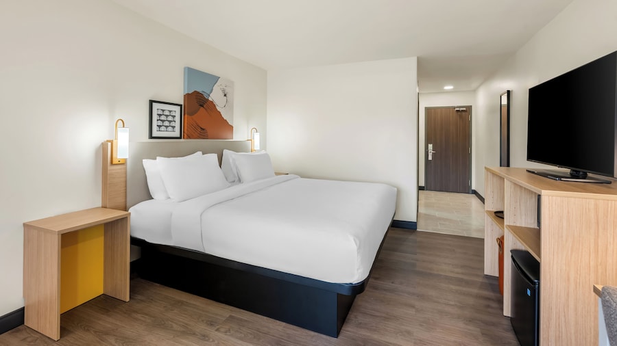 Spark by Hilton Freeport