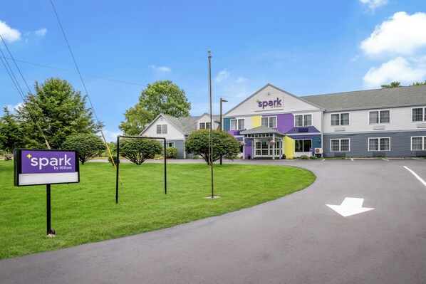 Front of property - Spark by Hilton Freeport (Freeport)