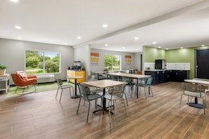 Free daily continental breakfast - Spark by Hilton Freeport (Freeport)