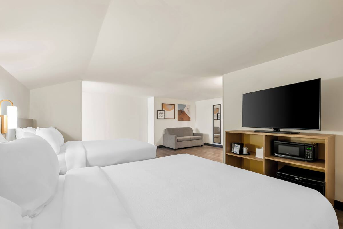 Room, Multiple Beds | WiFi (free), alarm clocks, bed sheets