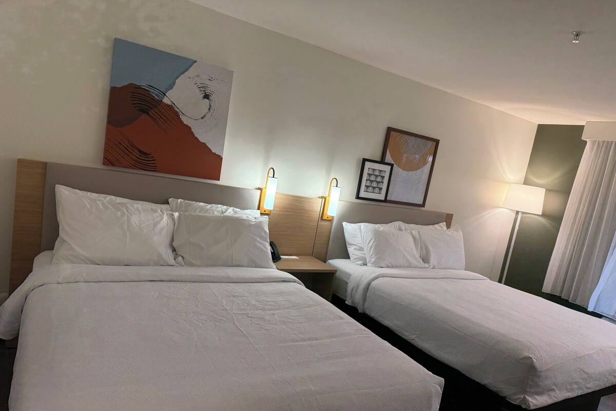 Habitación, 2 camas Queen size | Wifi gratis, despertador y ropa de cama 