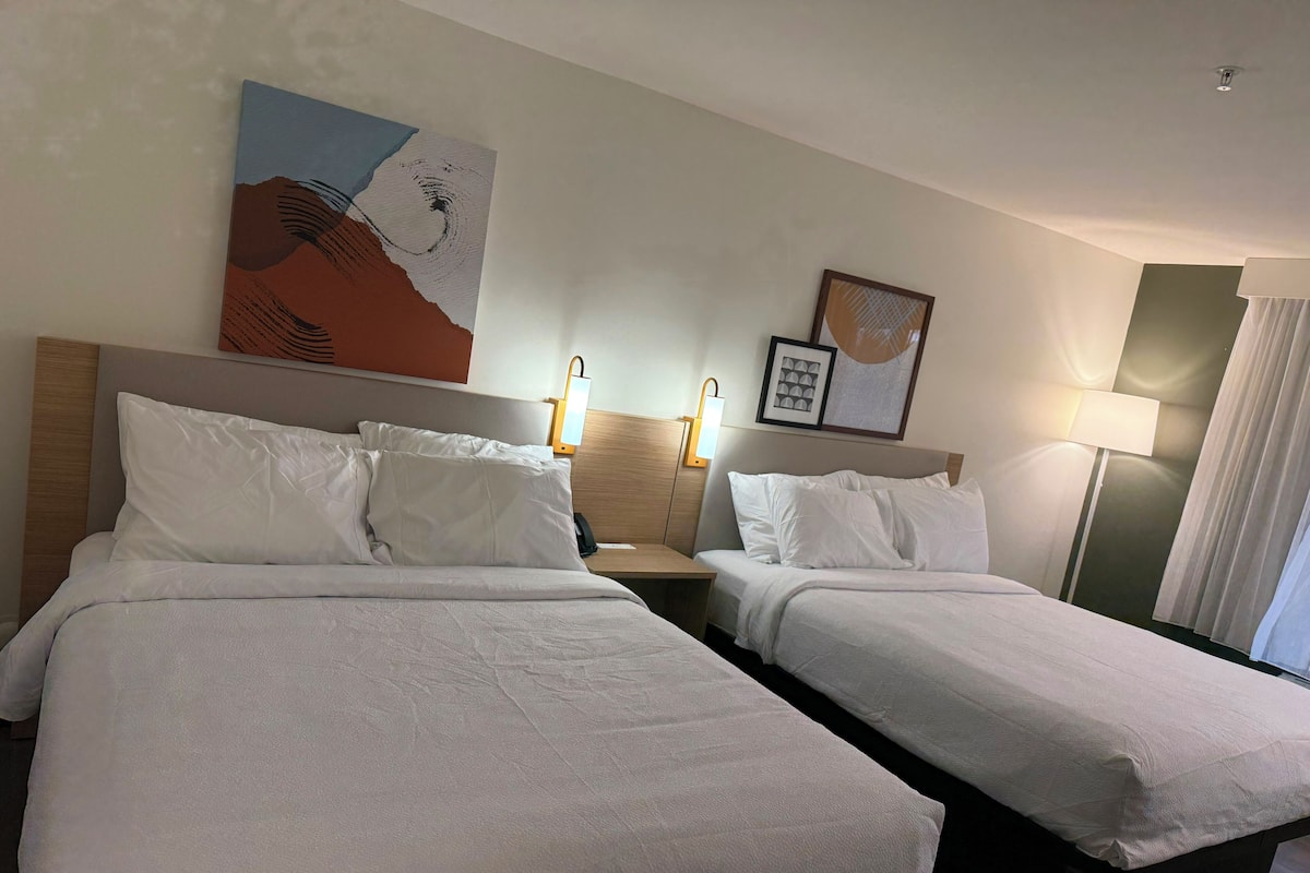 Chambre, 2 grands lits | Accès au Wi-Fi (inclus), réveille-matin, literie fournie