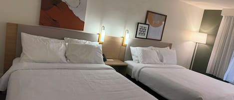 Habitación, 2 camas Queen size | Wifi gratis, ropa de cama y despertador