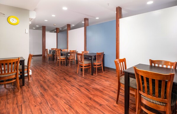 Breakfast area - Spark by Hilton Freeport (Freeport)