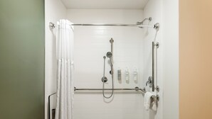 Habitación, 1 cama de matrimonio grande (Mobility & Hearing, Roll-in Shower) | Baño | Ducha y bañera combinadas y artículos de higiene personal gratuitos
