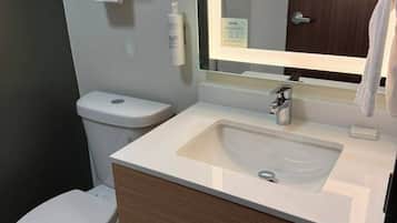 Duschwanne, kostenlose Toilettenartikel, Haartrockner, Handtücher