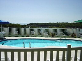 Una piscina al aire libre de temporada