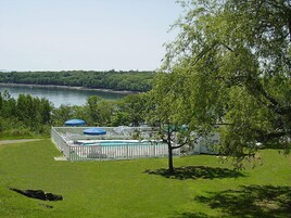 Una piscina al aire libre de temporada