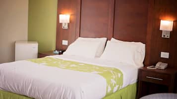 Standard Room, 1 Queen Bed, Non Smoking, Ocean View | 1 bedroom, down comforters, desk, soundproofing