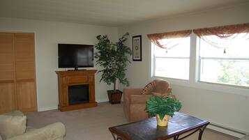 Mobile Home, 2 Bedrooms, Non Smoking, Ocean View | Living area