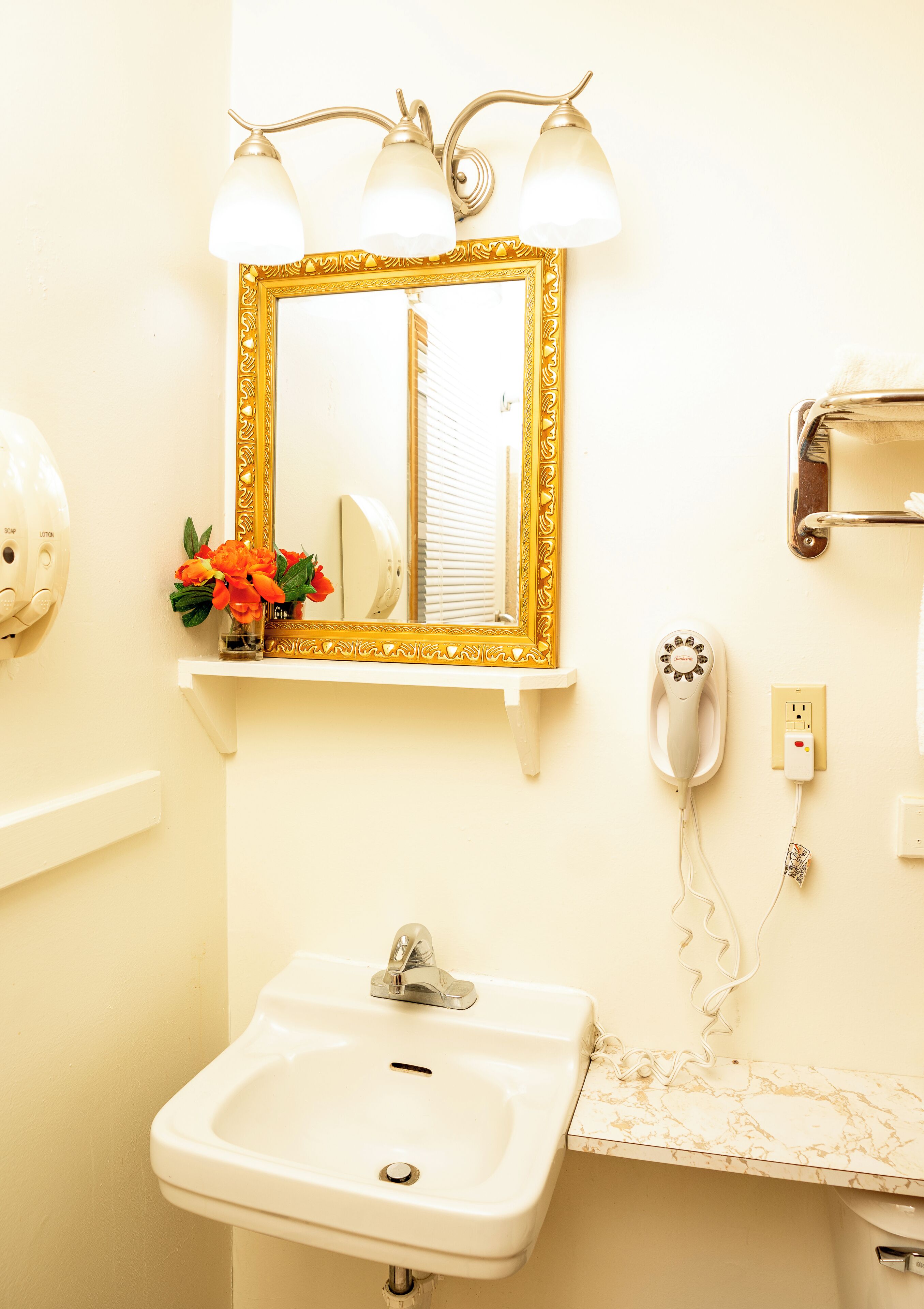 Tina con regadera, amenidades de baño gratuitas, toallas 