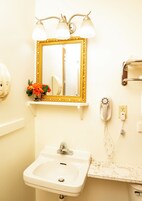 Bañera con ducha, artículos de tocador gratuitos, toallas