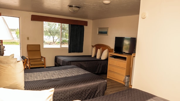 Triple Room | Desk, iron/ironing board, WiFi (free), bed sheets - Autoinn Motel (Newcastle)