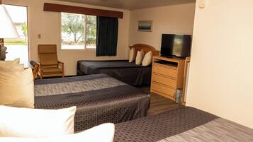 Triple Room | Desk, iron/ironing board, free WiFi, bed sheets