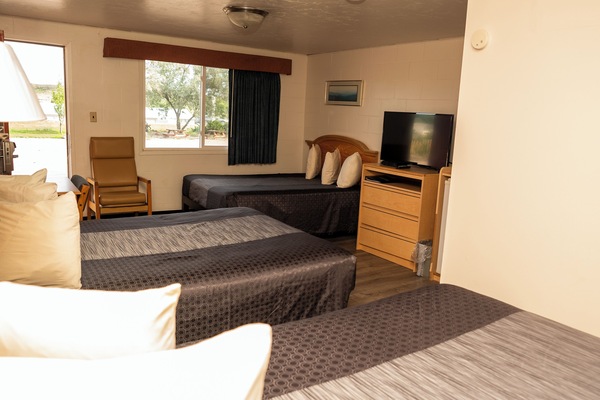 Triple Room | Desk, iron/ironing board, WiFi (free), bed sheets