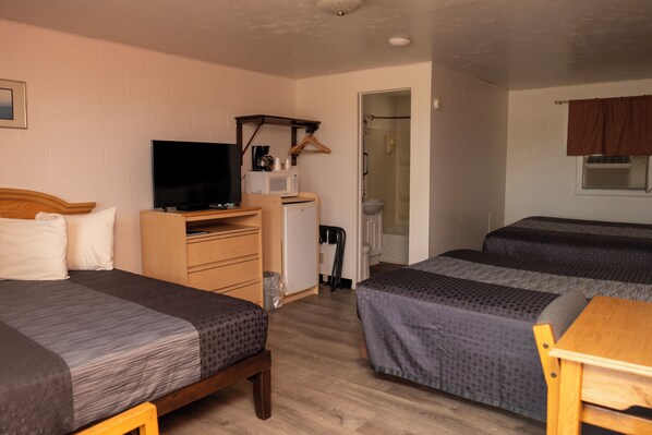Driepersoonskamer | Een bureau, een strijkplank/strijkijzer, gratis wifi, beddengoed